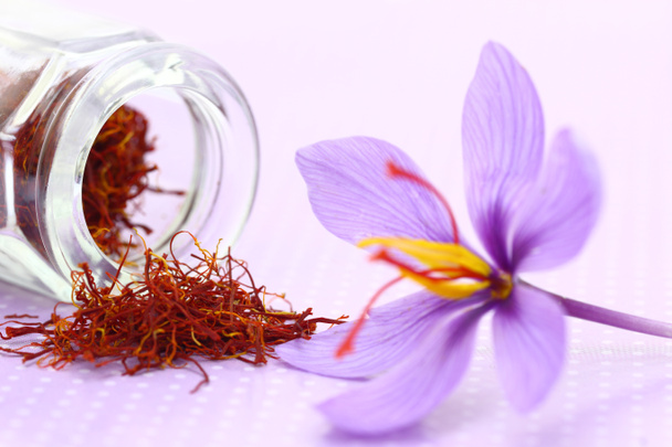 Primer plano de la flor de azafrán y especias secas de azafrán
  - Foto, Imagen