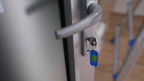 Primer plano de la puerta abierta con cerradura de acero y llaves con etiqueta numérica. Concepto de seguridad - Foto, imagen