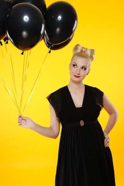 Lovely lady with black balloons - Fotoğraf, Görsel