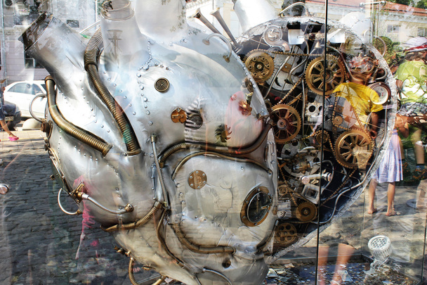 Corazón mecánico - instalación detrás del vidrio en la calle
 - Foto, imagen