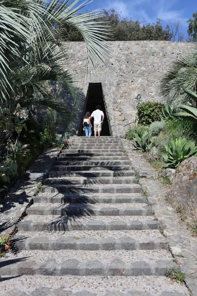 Forio, Campania, Italia - 14 de mayo de 2022: Turistas a la entrada del Templo del Sol en los Jardines de La Mortella - Foto, Imagen