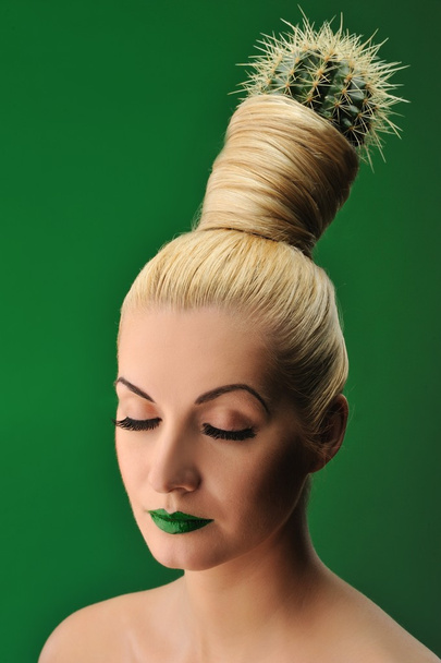 Жінка з кактусом у волоссі
 - Фото, зображення