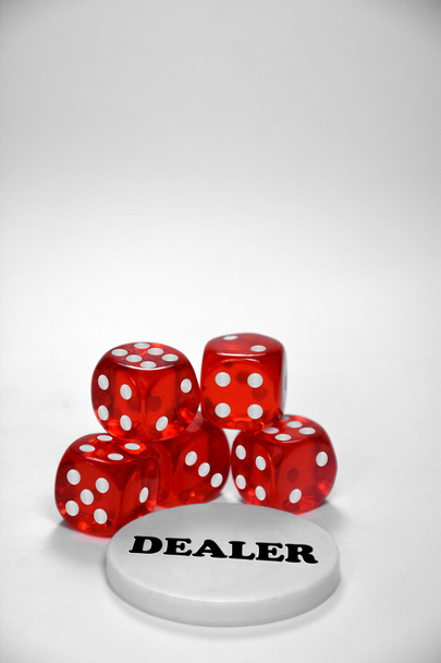 Póker zseton és vörös dobókocka dealer gomb - Fotó, kép