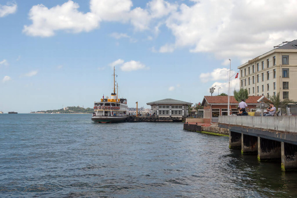 Besiktas, istanbul, Turquie.18 juin 2022.Lignes de ville ferry et Bosphore vue depuis le littoral de Besiktas à istanbul et juin. - Photo, image