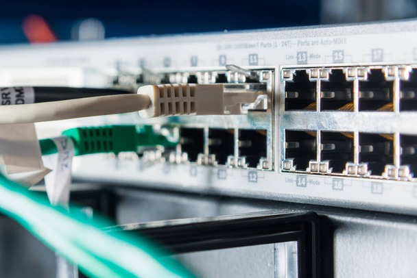 Detalhe do servidor com cabos de patch conectados em portas ethernet - Foto, Imagem