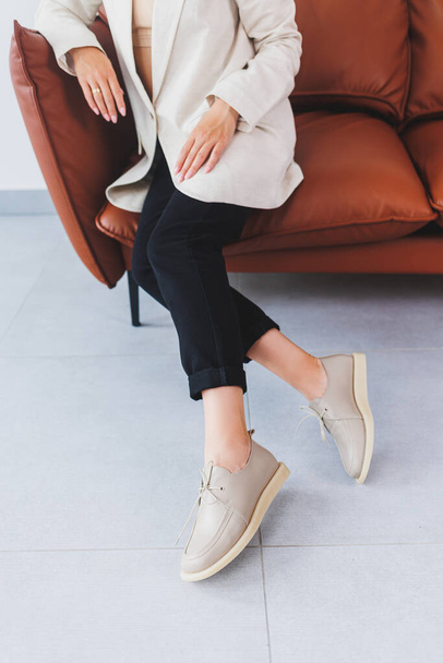 Бежевые женские кожаные туфли крупным планом на женских ногах. Новая коллекция женской летней кожаной обуви. - Фото, изображение