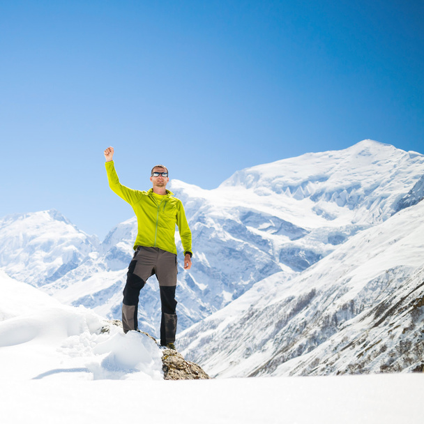 Lezení úspěch v zimě zasněžené hory - Fotografie, Obrázek