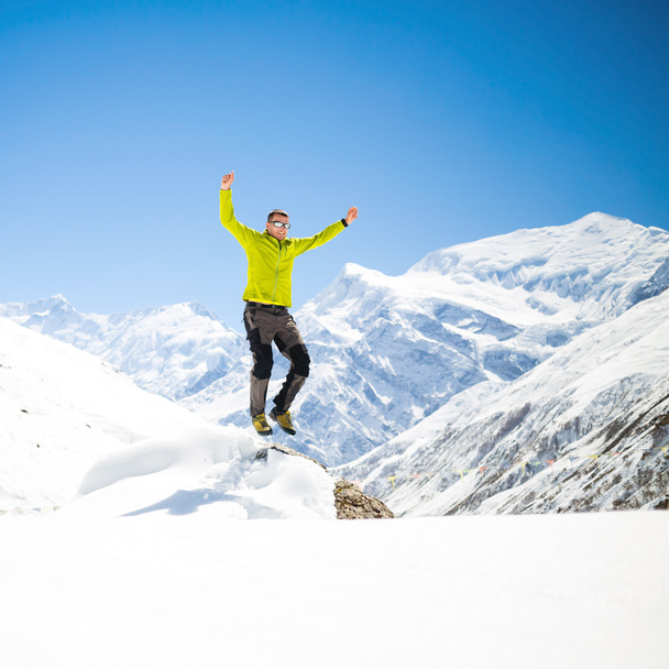 Homem feliz pulando nas montanhas
 - Foto, Imagem