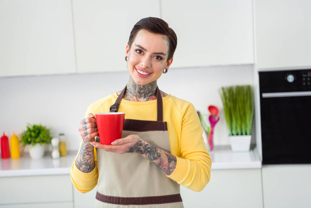 Muotokuva houkutteleva iloinen tyttö tekee tuoreen aterian juominen kaakao juoma kotona keittiö sisätiloissa. - Valokuva, kuva