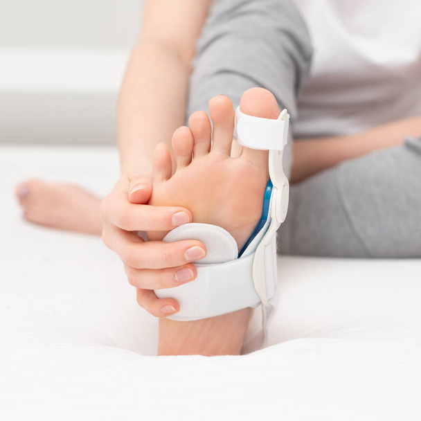 stabilizing orthosis for the correction of the big toe - 写真・画像