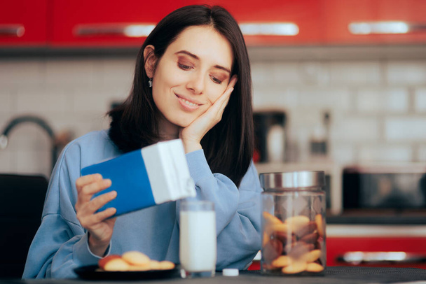 Mulher derramando leite fora de uma caixa de papelão para o café da manhã - Foto, Imagem