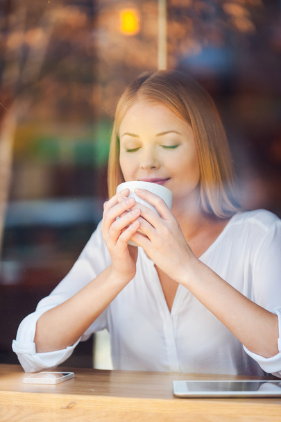 Woman enjoying coffee in cafe - Φωτογραφία, εικόνα