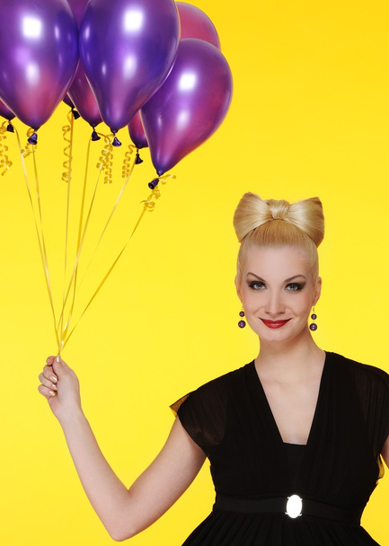 Beautiful lady with a bunch of purple balloons - Foto, imagen