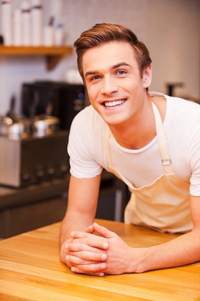 Confident young male barista - Foto, afbeelding