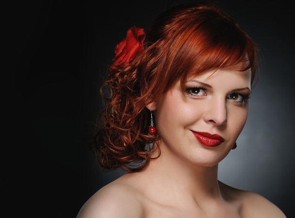 魅力的な赤毛の女性の肖像画 - 写真・画像
