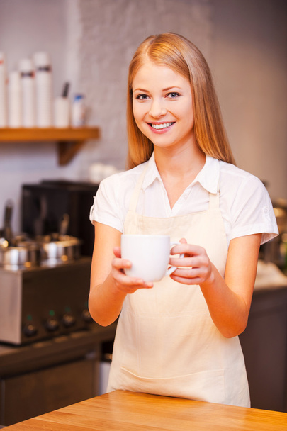 Female barista stretching out fresh coffee - Photo, image