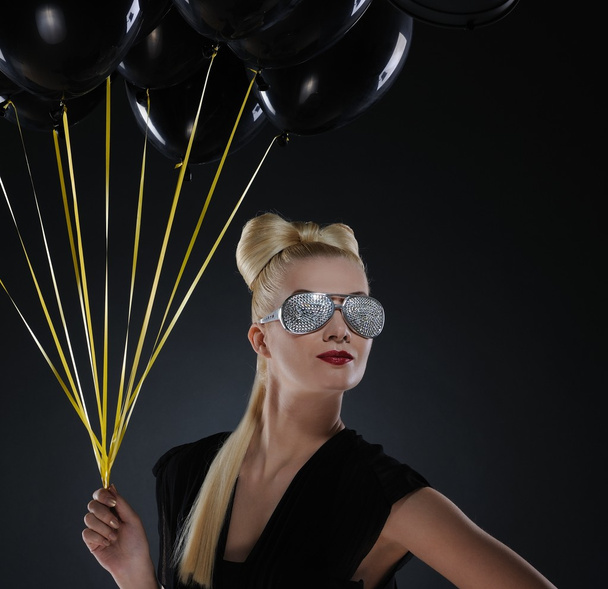 Красива дама з купою чорних кульок
 - Фото, зображення