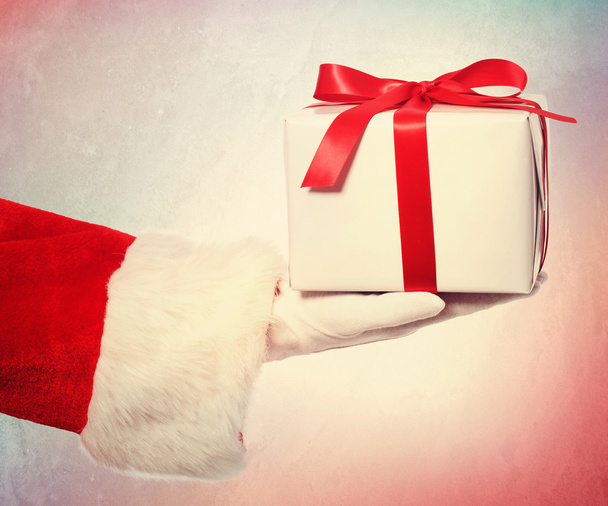 Santa Claus giving a christmas gift - Valokuva, kuva