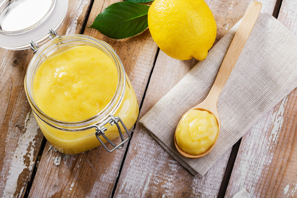 Kurdo limón amarillo salsa dulce
 - Foto, Imagen