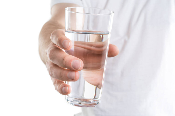 Image rapprochée de l'homme tenant un verre d'eau claire - Photo, image