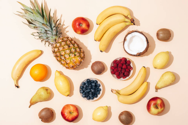 黄色の背景に様々な果物。トップビュー、フラットレイアウト。トロピカルフルーツ、ビーガンフード、健康的な食事. - 写真・画像