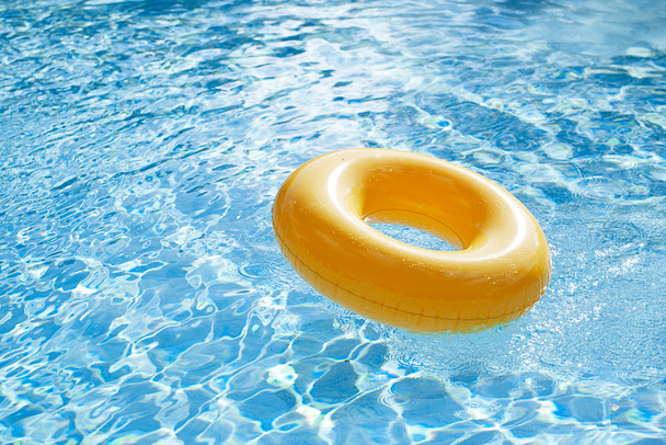 Pływający pierścień na błękitne wody swimpool - Zdjęcie, obraz