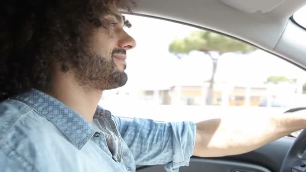 Hombre conduciendo coche y poniéndose nervioso
 - Metraje, vídeo