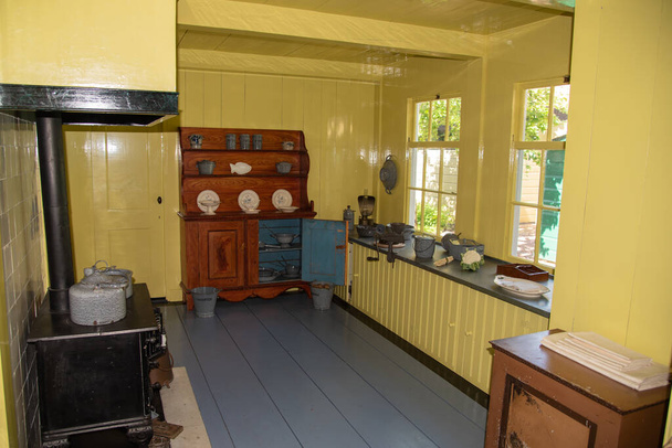 Enkhuizen, Holanda, junho de 2022. O interior de uma cozinha antiquada de 1900. Foto de alta qualidade - Foto, Imagem