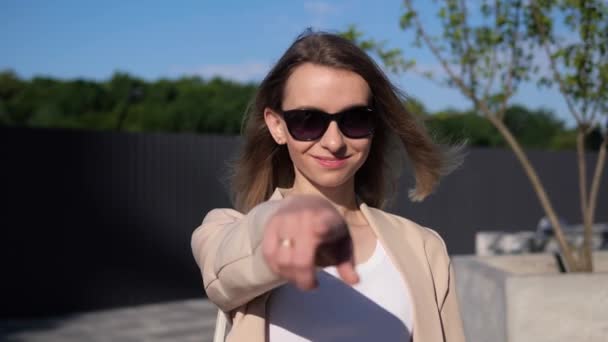 Όμορφη ξανθιά επιχειρηματίας με γυαλιά ηλίου σαγηνευτικό φιλικό κορίτσι φλερτ κυρία δείχνοντας δάχτυλο στην κάμερα χαμογελώντας κάνοντας χειρονομία της πρόσκλησης ζητώντας να έρθει σύμβολο καλωσορίσματος κάνοντας επιλογή - Πλάνα, βίντεο