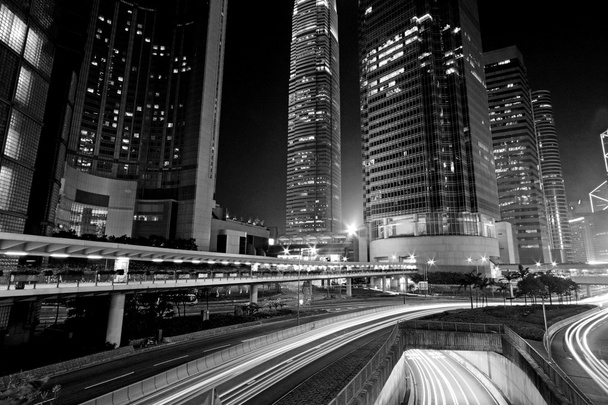 ruch w centrum miasta w Hong Kongu w nocy - Zdjęcie, obraz
