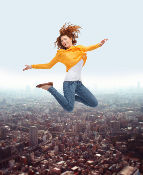 sonriente joven mujer saltando alto en el aire
 - Foto, imagen