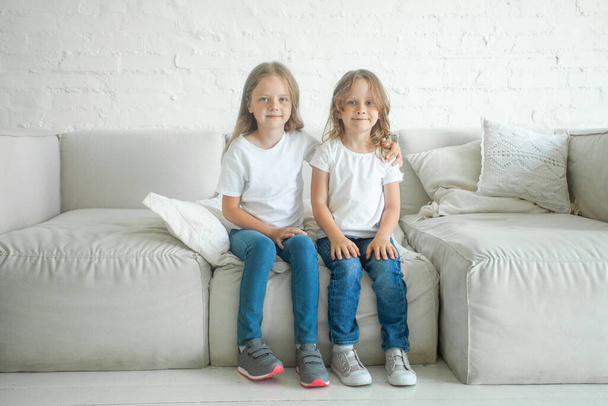 Neşeli güzel çocuklar evde kız kardeşler - Fotoğraf, Görsel