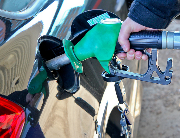 hand vullen benzine - Foto, afbeelding