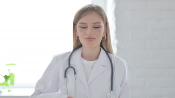 Portrait of Female Doctor Showing Call me Sign - Imágenes, Vídeo