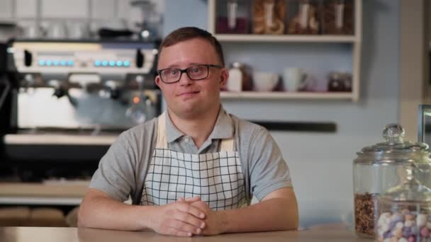 Portrét bělocha s Downovým syndromem, který pracuje v kavárně. Snímek s RED heliovou kamerou v 8K.  - Záběry, video