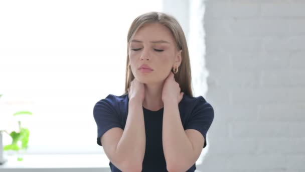 Πορτρέτο της νεαρής γυναίκας με πόνο στο λαιμό  - Πλάνα, βίντεο