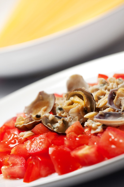 Sauce with fresh tomatoes and clams - Foto, Imagen