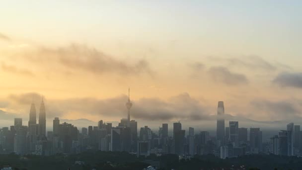 4k UHD filmato di paesaggio urbano di Kuala Lumpur, Malesia durante l'alba con nube pesante - Filmati, video