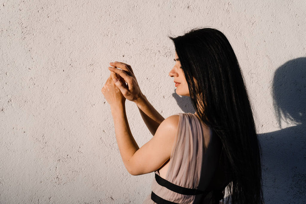 Vitiligo bőrpigmentáció egy gyönyörű grúz nő kezén. Bőr szezonális betegségek. A lány ránéz a kezére, tele van vitiligóval. - Fotó, kép