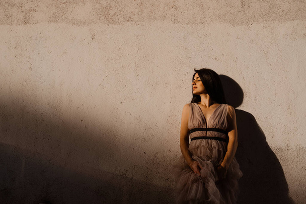 Жінка з пігментацією шкіри Вітіліго на руках позує на сірому тлі стіни. Сезонні захворювання шкіри
 - Фото, зображення