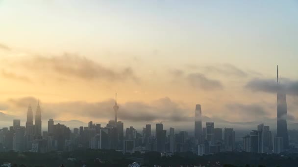 4k UHD πλάνα από το αστικό τοπίο της Κουάλα Λουμπούρ, Μαλαισία κατά την ανατολή του ηλίου με βαρύ σύννεφο - Πλάνα, βίντεο