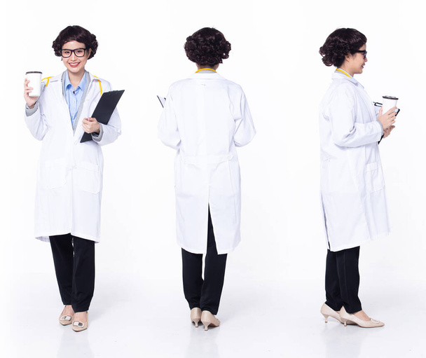 Азиатская женщина-доктор 30-40-х годов с стетоскопом, 360 передних боковых задних рядов, носите формальные ботинки в штанах. Женщина Улыбка больница нести чашку кофе пациента на белом фоне изолированы - Фото, изображение
