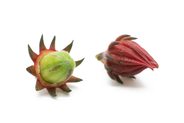 volkoren en huidschijfjes Roselle vruchten geïsoleerd op witte achtergrond - Foto, afbeelding
