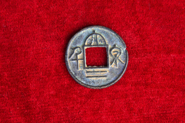 赤の背景にお金を古代中国語英語  - 写真・画像