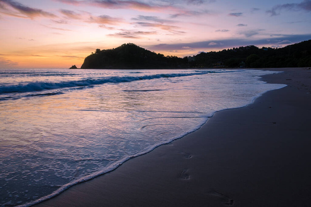 Захід сонця в Затоці Кантанг в Кох Ланта Крабі Таїланд на пляжі. прекрасний захід сонця на пляжі Кох Ланта. - Фото, зображення