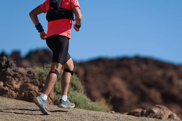 Trasa biegowa atleta ćwiczenia fitness i zdrowia na świeżym powietrzu na szlaku górskim - Zdjęcie, obraz