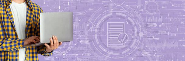 紫の背景にメディアアイコンを持つ抽象的な背景にラップトップを使用して男と創造的なコラージュ,認識できない男性のホールディングコンピュータ,楽しみネットワークとオンラインコミュニケーション,パノラマ - 写真・画像