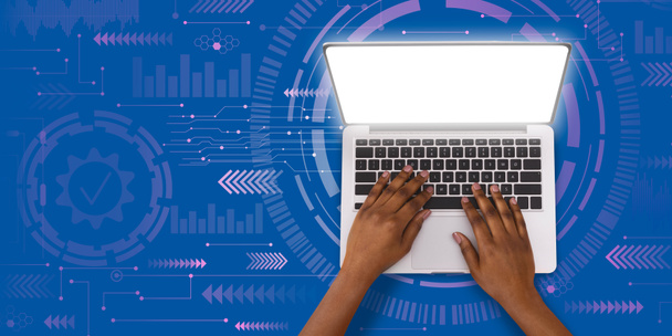 Gesneden jonge zwarte mens typen op laptop toetsenbord met gloeiende blanco scherm op blauwe achtergrond met abstracte symbolen, collage, bovenaanzicht. Moderne apparatuur, persoonlijke gegevens, sociale netwerken, werk en studie - Foto, afbeelding