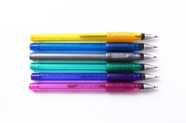 gekleurde pennen op witte achtergrond - Foto, afbeelding