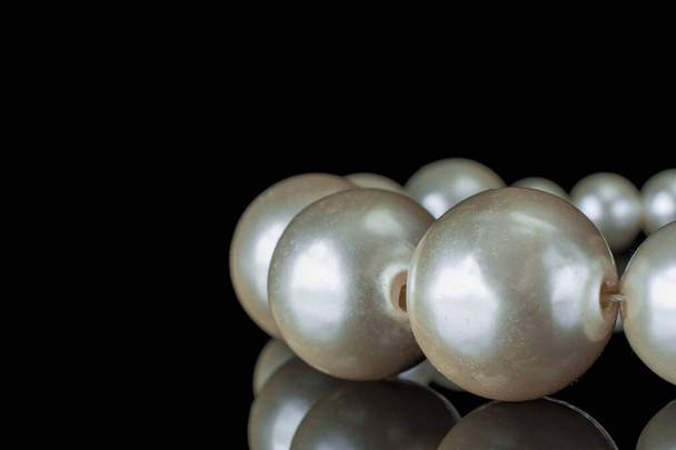 Collier de perles noir blanc image élégante sur noir - Photo, image